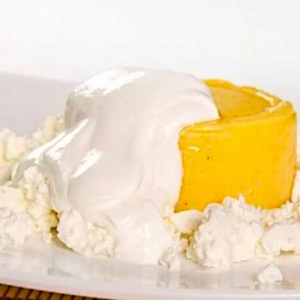Mămăliguță cu brânză și smântână