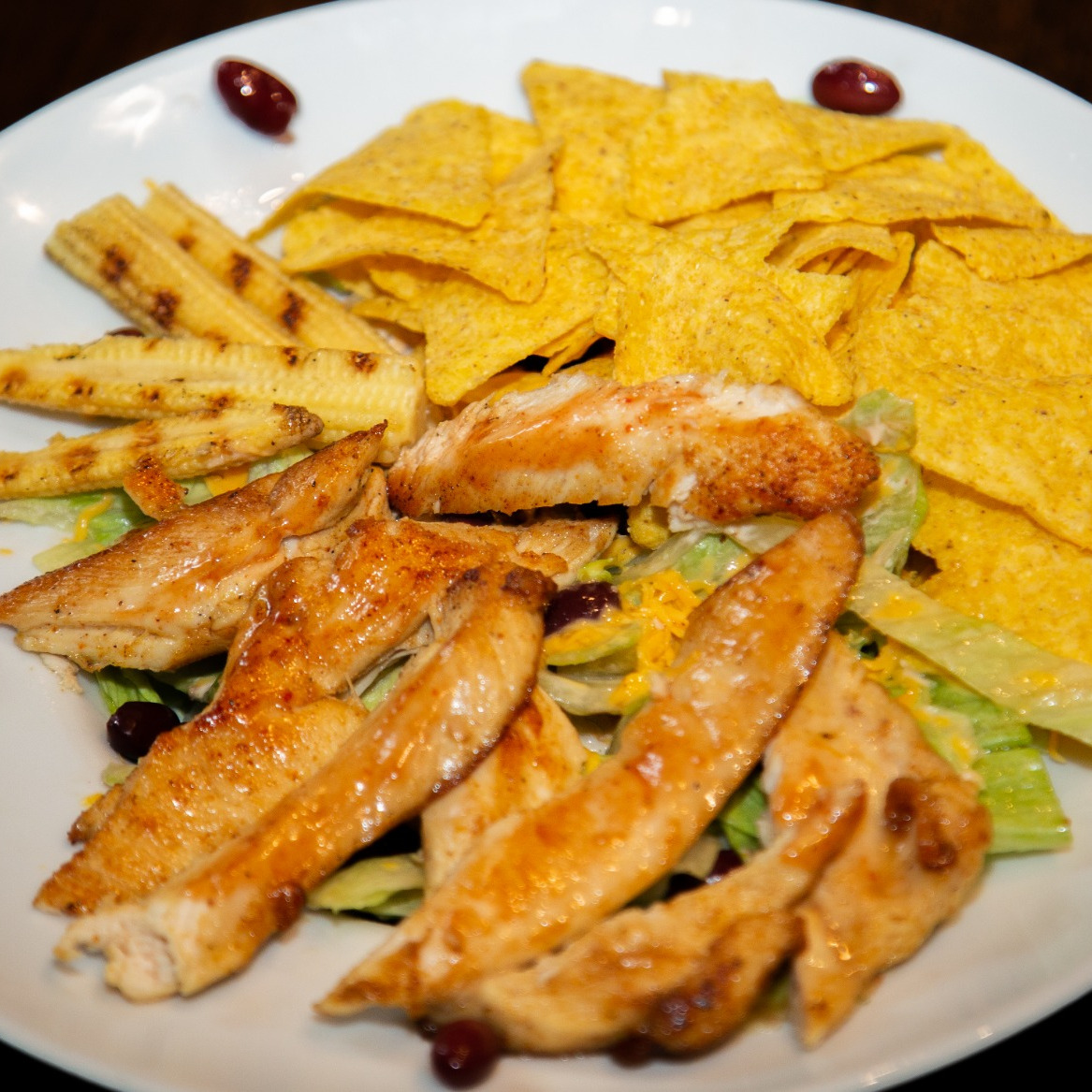 Salată cu pui barbeque și nachos. Restaurant&Pub Amada Câmpulung.