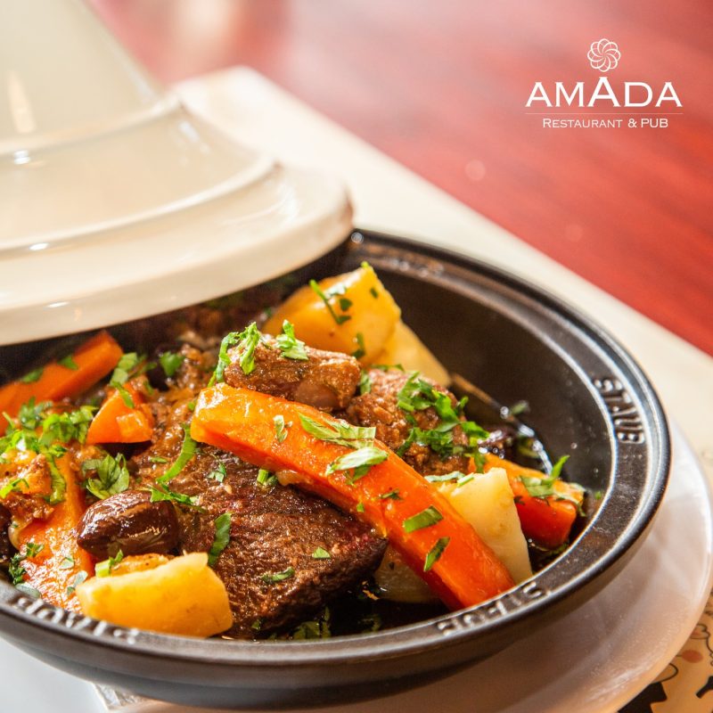 Tajine de vită (carne fragedă de vițel cu legume și condimente, gătite și servite în vas marocan tradițional).
